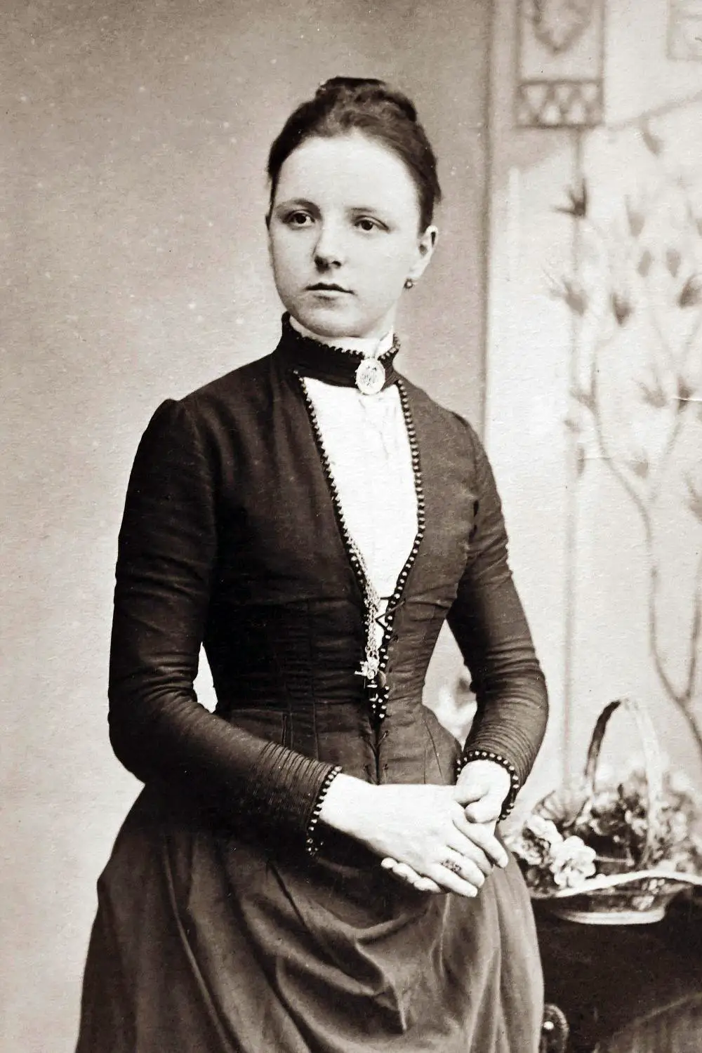A Victorian-age women wearing a choker