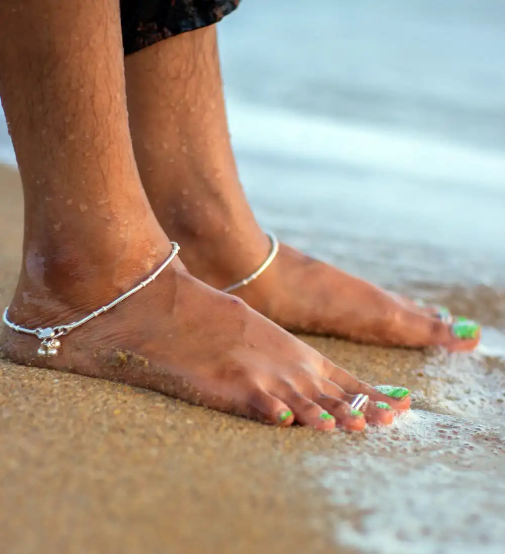 Women wears Anklet and toe ring